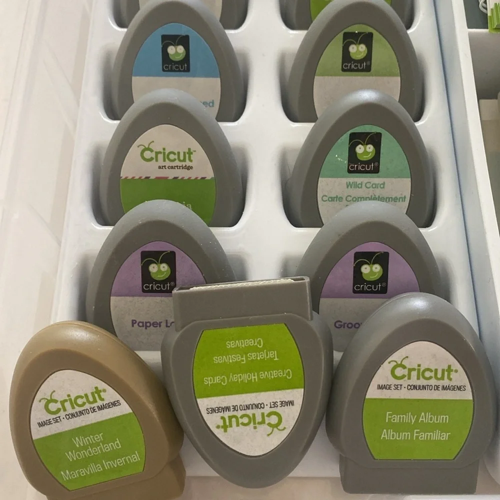 Cricut 19 Cartridges, 19 Booklets, 14 Overlay plus 1 Universal Overlay in case.
